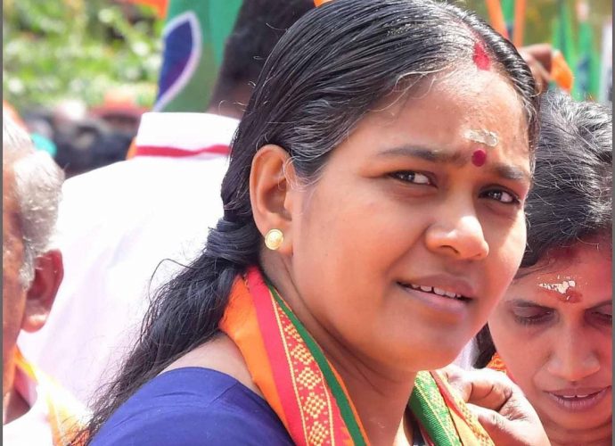 ശോഭ സുരേന്ദ്രന്റെ വിഷയം : പരസ്യ പ്രതികരണം വേണ്ടെന്ന് ഔദ്യോഗിക പക്ഷത്തിന്റെ തീരുമാനം