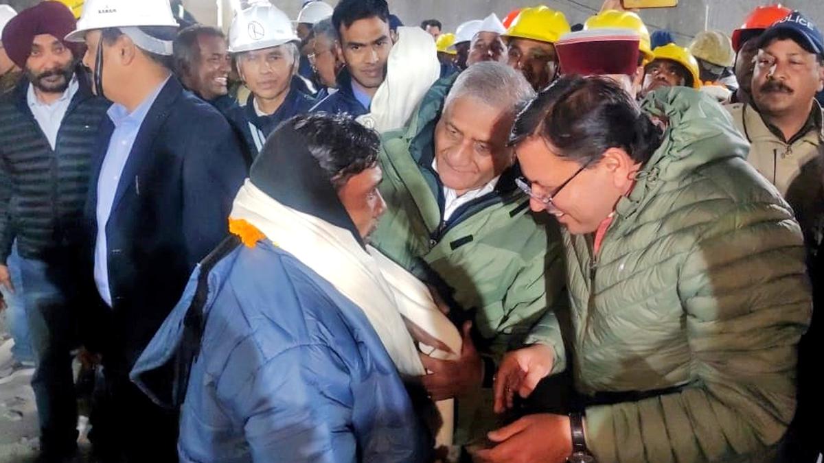 രക്ഷാ പ്രവർത്തനം വിജയം; തുരങ്കത്തിൽ കുടുങ്ങിയ 41 തൊഴിലാളികളെയും